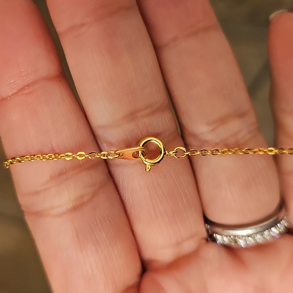 Elegant Gold Necklace with Green Pendant - Picture 5 of 5